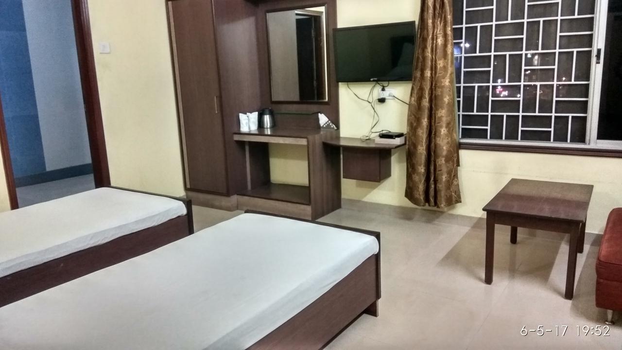 Hotel Varsa Dibrugarh Zewnętrze zdjęcie