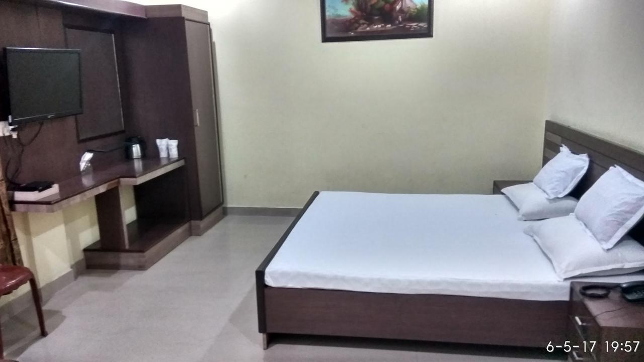 Hotel Varsa Dibrugarh Zewnętrze zdjęcie