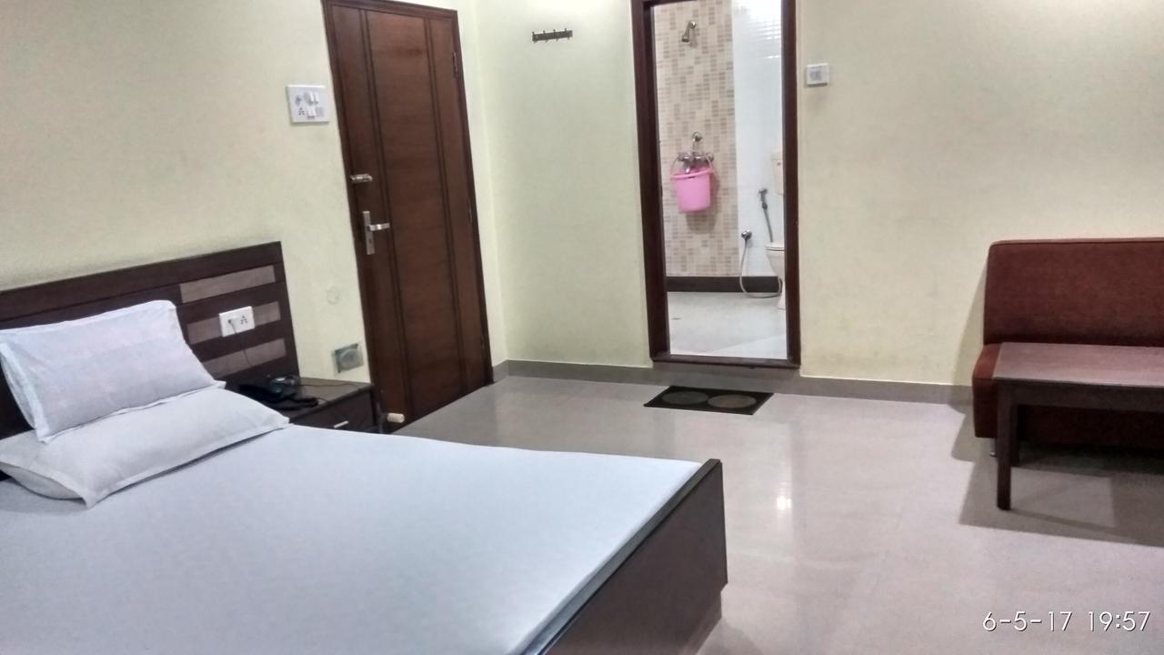 Hotel Varsa Dibrugarh Zewnętrze zdjęcie