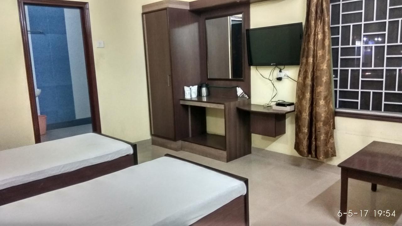 Hotel Varsa Dibrugarh Zewnętrze zdjęcie