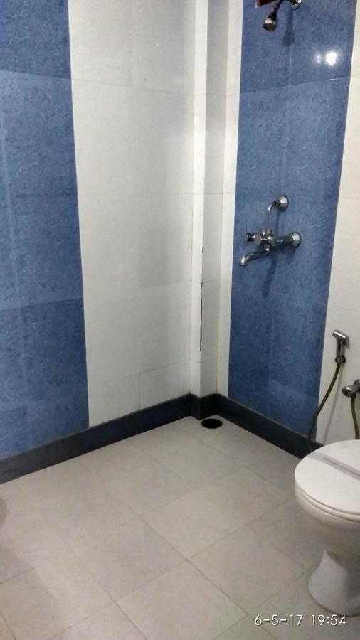 Hotel Varsa Dibrugarh Zewnętrze zdjęcie