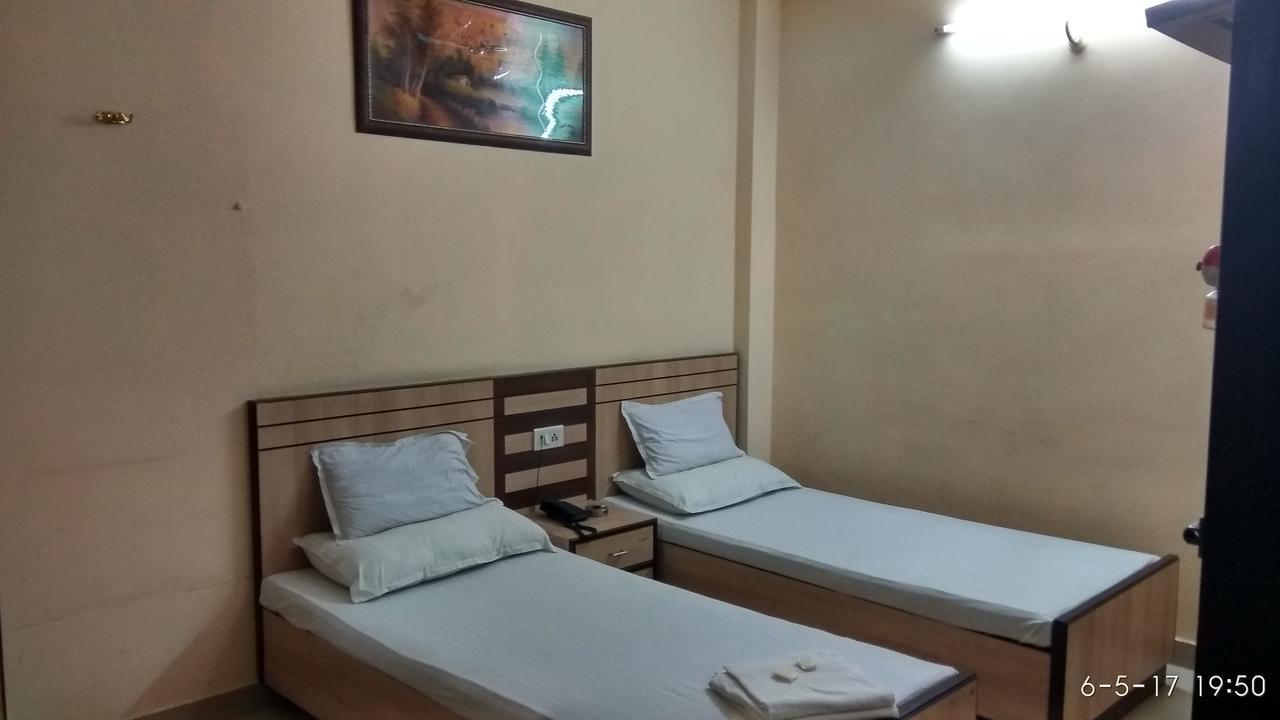 Hotel Varsa Dibrugarh Zewnętrze zdjęcie